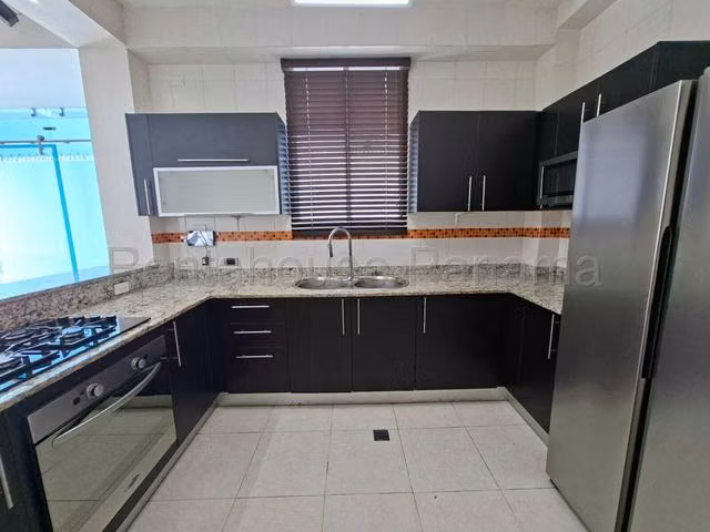 SE ALQUILA CASA DE 2 NIVELES EN LA ALAMEDA - Imagen 4