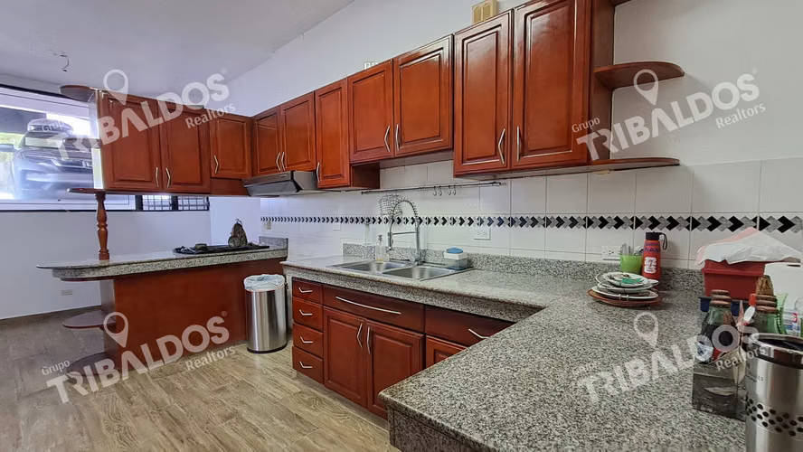 VENTA DE CASA ADOSADA EN DOS MARES MUY ESPACIOSA - Imagen 2