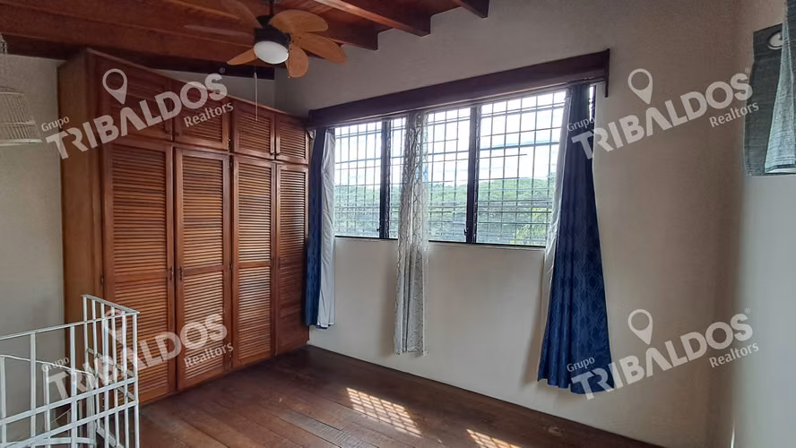 VENTA DE CASA ADOSADA EN DOS MARES MUY ESPACIOSA - Imagen 9