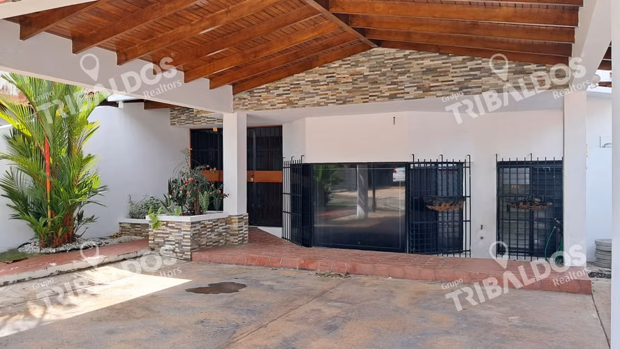 VENTA DE CASA ADOSADA EN DOS MARES MUY ESPACIOSA - Imagen 1