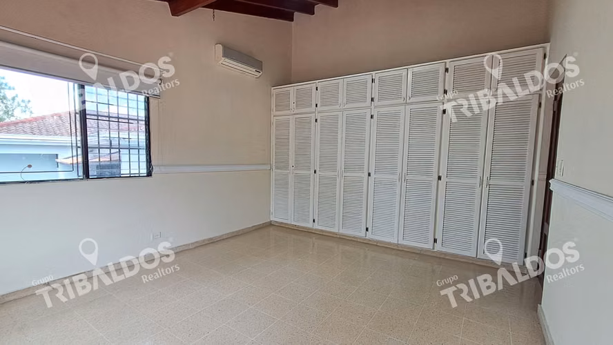 VENTA DE CASA ADOSADA EN DOS MARES MUY ESPACIOSA - Imagen 6