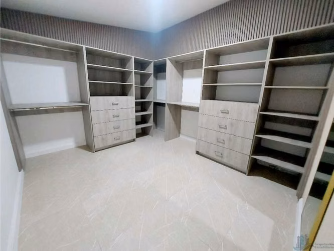 Amplia casa en alquiler con puerta cochera en la zona de Altos de Panamá - Imagen 12