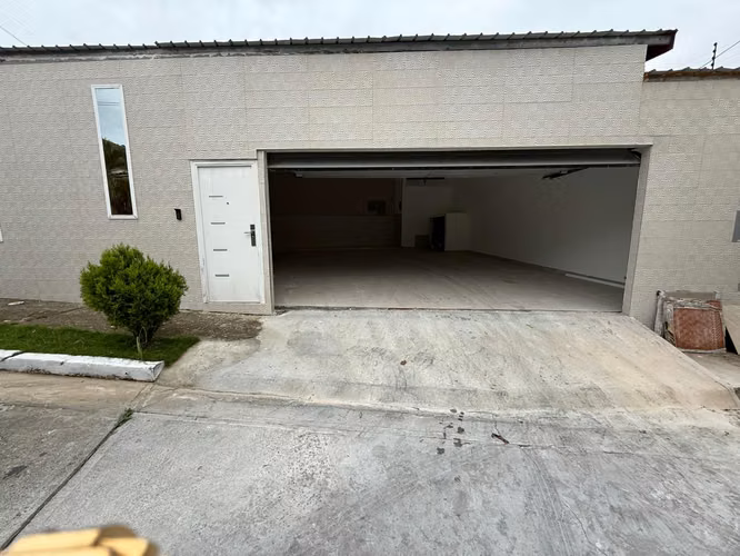 Amplia casa en alquiler con puerta cochera en la zona de Altos de Panamá - Imagen 3