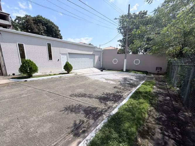 Amplia casa en alquiler con puerta cochera en la zona de Altos de Panamá - Imagen 5