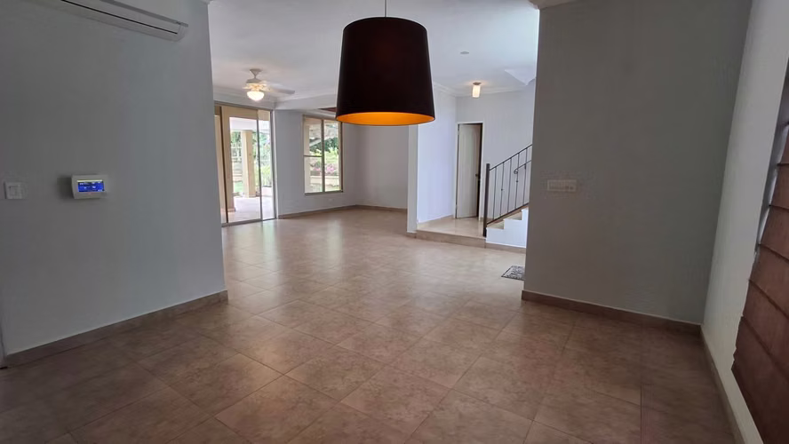 Embassy Gardens. 555mts 4r 3.5b estudio piscina $755,000.00neg  - Imagen 11