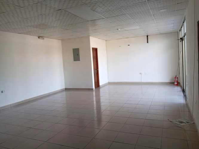 PLAZA LAS PALMAS, ALQUILA LOCALES COMERCIALES PLANTA BAJA B/. 500.00 MAS ITBM