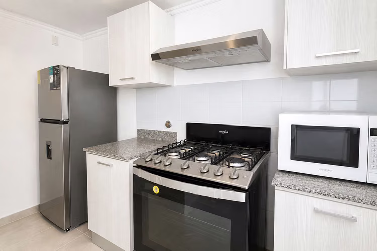 Apartamento en 12 de Octubre I amoblado I 2 Rec I con balcón y cerca del metro