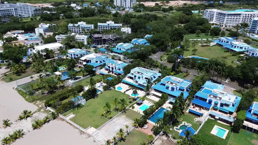 Villa de 3 niveles frente al mar con piscina privada en Playa Blanca