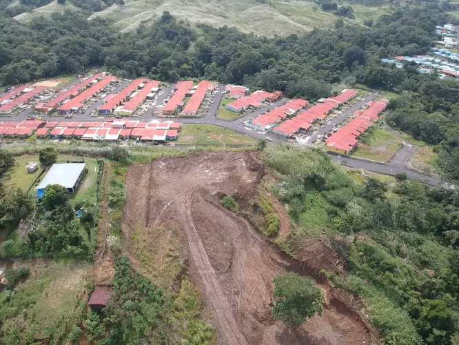 Se vende Terreno de 2.4 hectáreas en Pedregal - Imagen 4