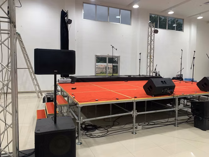 LINE ARRAY QSC POTENTE Y LUCES BEAM 7r 230w con case