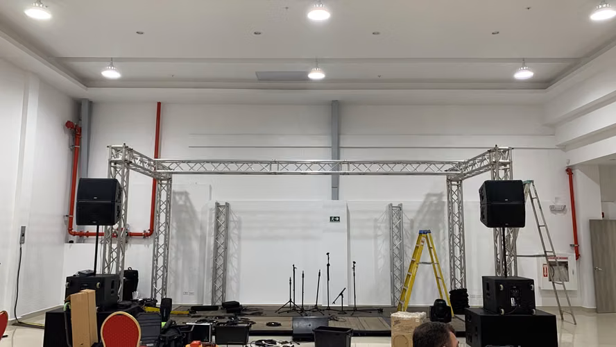 LINE ARRAY QSC POTENTE Y LUCES BEAM 7r 230w con case