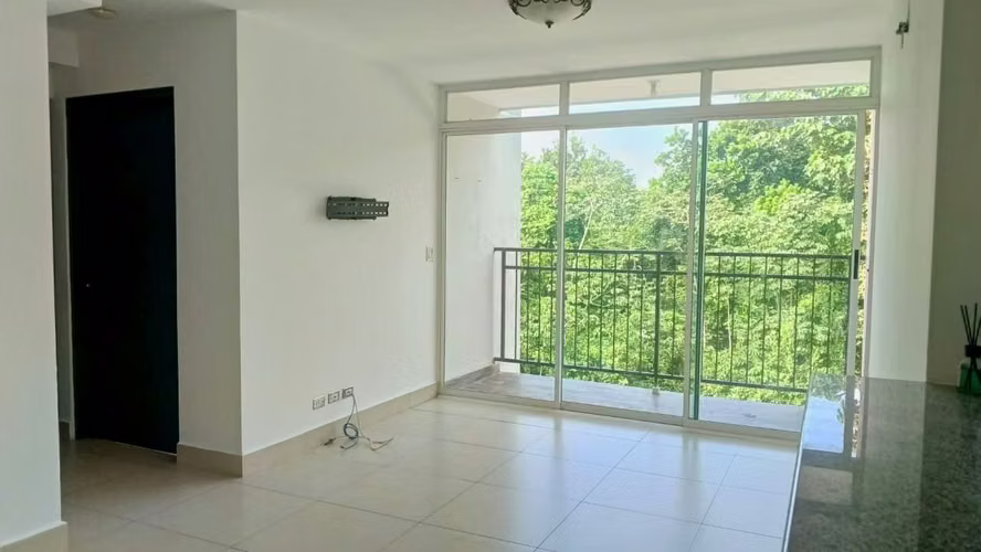 Paz, Frescura y Conectividad: Tu Nuevo Hogar frente al Bosque Privado de Costa Verde