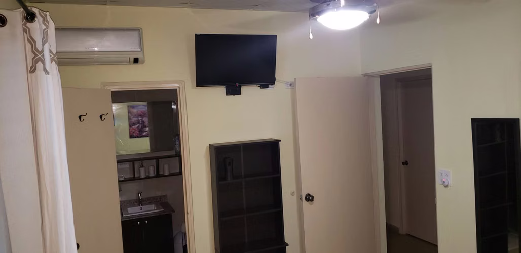 DOS PERSONAS AMOBLADA ($225.00/pers/mes) INCLUYE SERVICIOS LUZ, AGUA, GAS Y CABLE