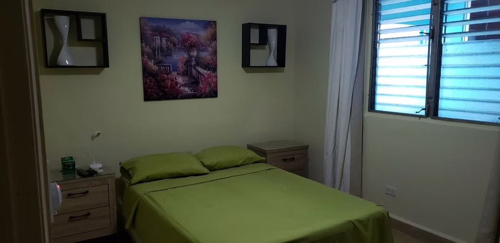 DOS PERSONAS AMOBLADA ($225.00/pers/mes) INCLUYE SERVICIOS LUZ, AGUA, GAS Y CABLE