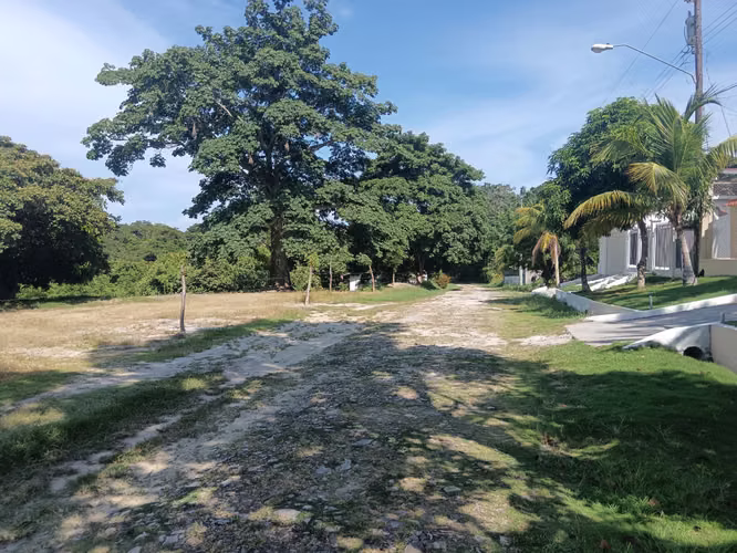 Terreno de 750m2 Playa Costa Esmeralda $39,000