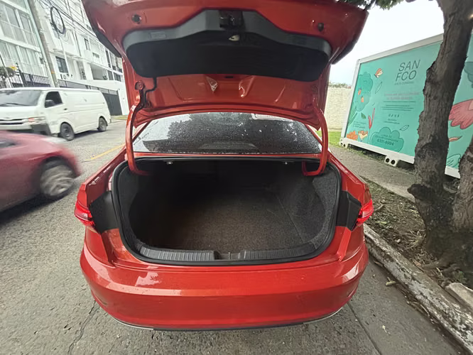 Jetta 2019 Habanero Orange 60,000 KM Interior Impecable - Full Extras - Imagen 5