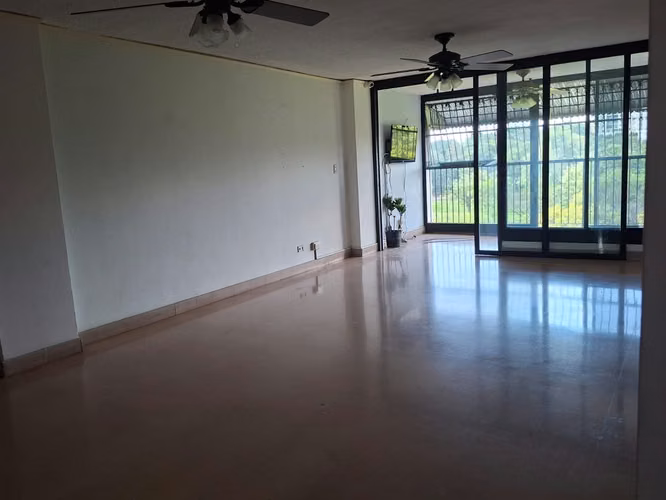Venta de Amplió Apartamento Frente al Parque Omar - Imagen 3