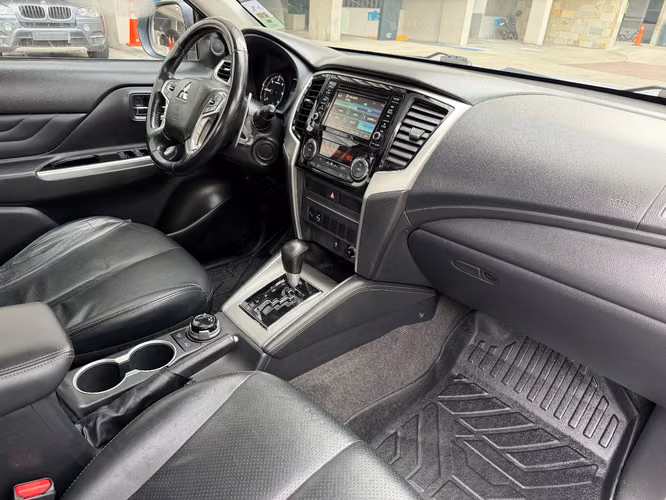 Mitsubishi L-200 Sportero 4x4 Full Extras  - Imagen 14