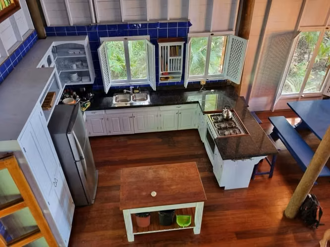 Fully Titled Waterfront Property Casa Alegria – 4BR House on Carenero (Private Dock ) - Imagen 2