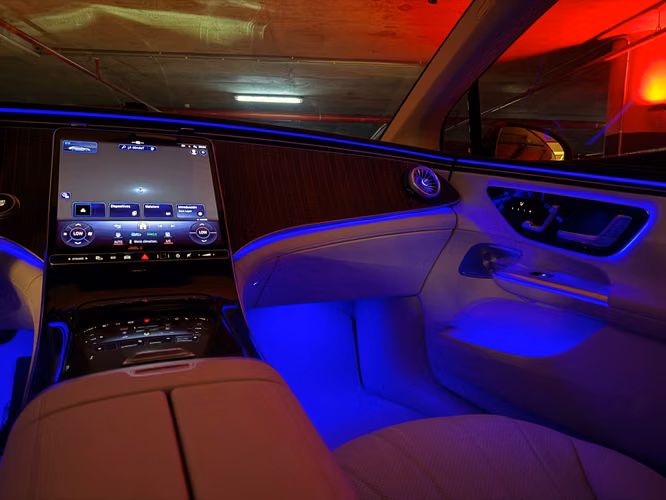 MERCEDES-BENZ EQE 500 4MATIC LUXURY 2025