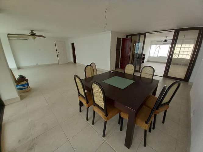 PH Parque Urraca. 264mts 3r 3b den $200,000.00neg