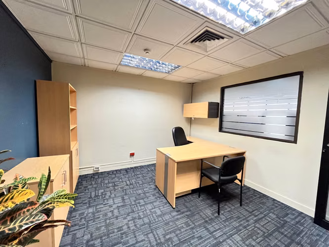 ALQUILO PISO COMPLETO DE OFICINAS EN LA MEJOR UBICACION DE LA CIUDAD - Imagen 18