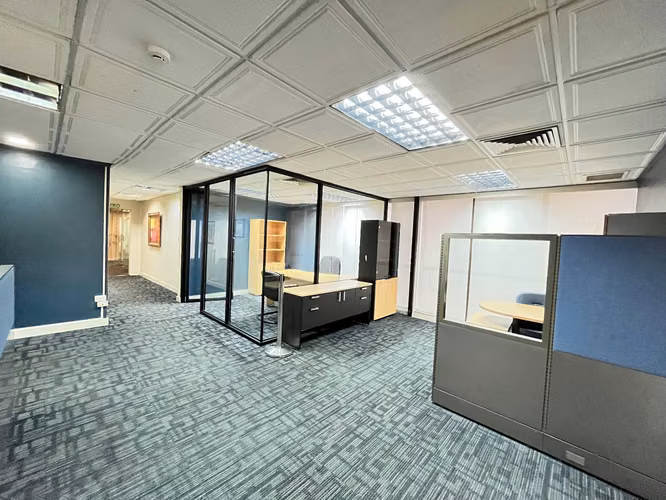 ALQUILO PISO COMPLETO DE OFICINAS EN LA MEJOR UBICACION DE LA CIUDAD - Imagen 5