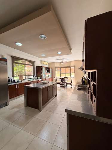 ALQUILO IMPECABLE CASA UNIFAMILIAR AMOBLADA CON PISCINA - Imagen 7
