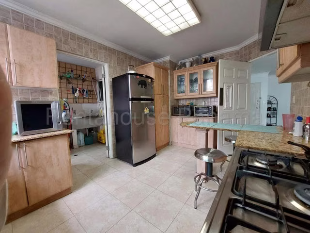 Se vende amplio apartamento con balcón en PUnta Pacífica - Imagen 10