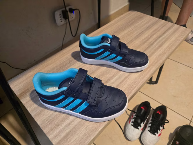 Vendo Ropa para Niño de 5 años y hasta 6. Pantalones nuevos, sueters usados y zapatillas casi nuevas - Imagen 4