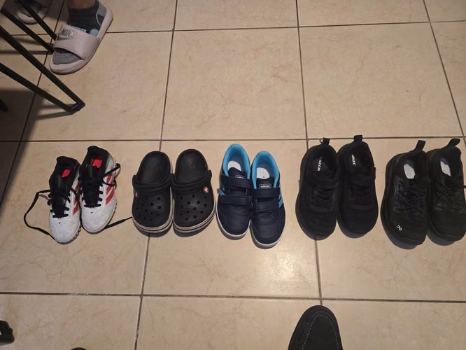Vendo Ropa para Niño de 5 años y hasta 6. Pantalones nuevos, sueters usados y zapatillas casi nuevas - Imagen 5