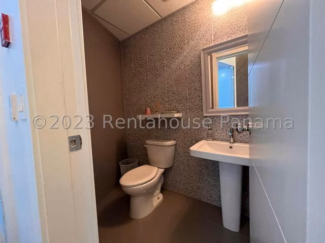 Se vende consultorios en Golden Point - Minimed en la Vía Tumba Muerto