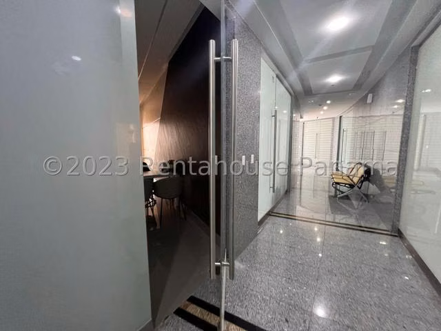 Se vende consultorios en Golden Point - Minimed en la Vía Tumba Muerto
