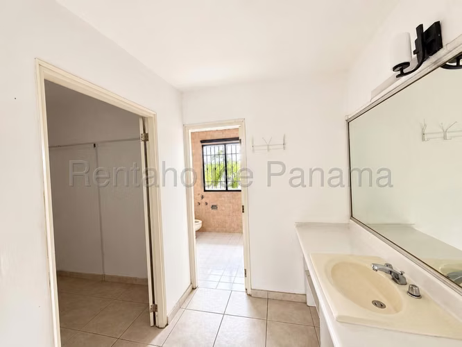 Vendo Amplia Residencia en Las Cumbres 27-1582GG