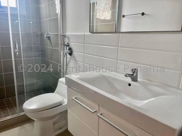Se alquile amplio apartamento con balcón y lindas vistas en El Carmen - Imagen 12