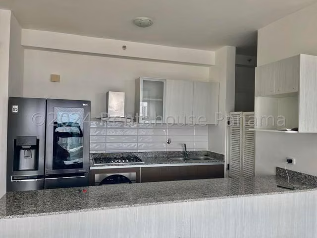 Se alquile amplio apartamento con balcón y lindas vistas en El Carmen - Imagen 16