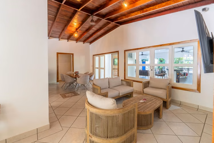 Amplia Casa Frente al Campo de Golf en Coronado – 6 Hab, Piscina y Jardín. - Imagen 3