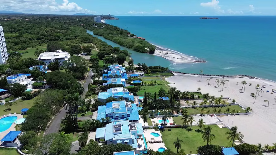 Villa Dúplex Frente al Mar con Piscina Privada en Playa Blanca