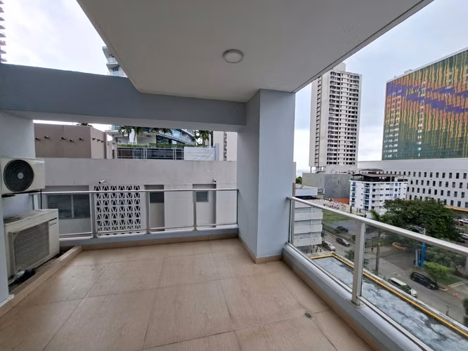 Apartamento en alquiler a pasos de Av Balboa 1REC / 1.5BAÑ / BALCON
