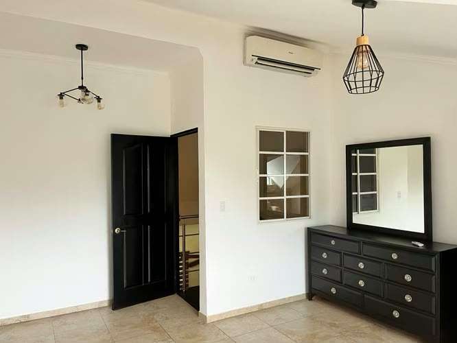 ALBROOK / 2 NIVELES · AGUA Y GAS INCL. / $1,500 · 3 REC