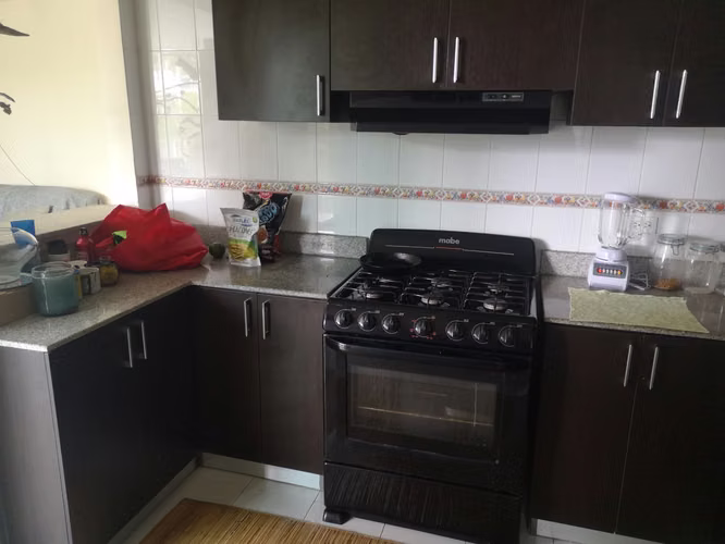 Aprovecha apto en plaza edinson 2recamaras 2baños 750$ solo aires estufa y centro del lavado  - Imagen 6