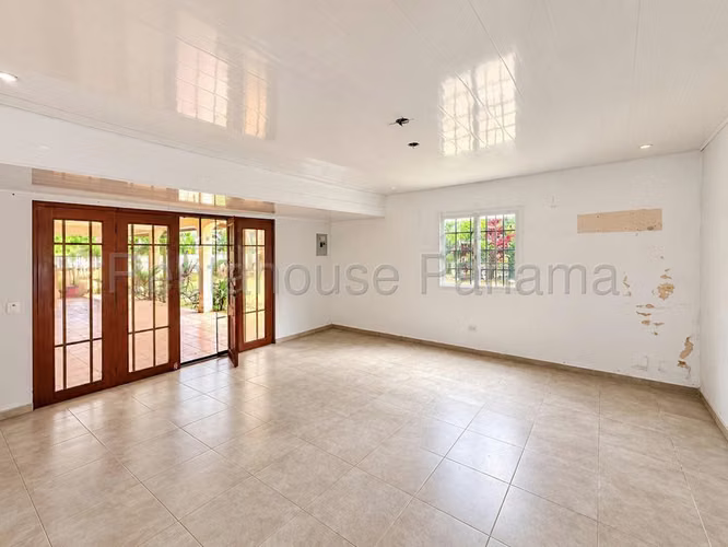 J1582GRR Venta de Casa en Las Cumbres 
