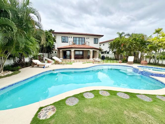CASA FRENTE AL MAR - BUENAVENTURA