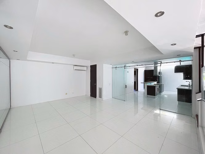 Venta de casa minimalista de lujo con piscina privada en Altos del Golf