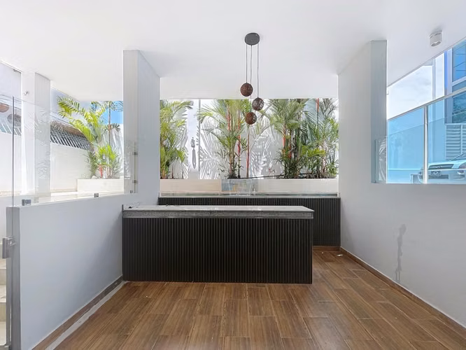 Venta de casa minimalista de lujo con piscina privada en Altos del Golf