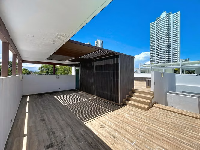 Venta de casa minimalista de lujo con piscina privada en Altos del Golf