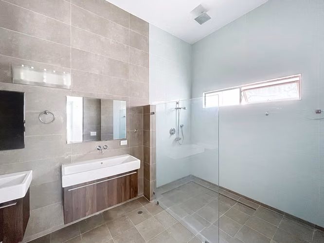 Venta de casa minimalista de lujo con piscina privada en Altos del Golf