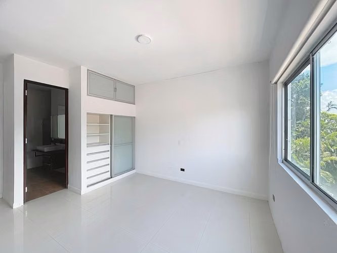 Venta de casa minimalista de lujo con piscina privada en Altos del Golf