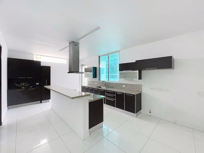 Venta de casa minimalista de lujo con piscina privada en Altos del Golf