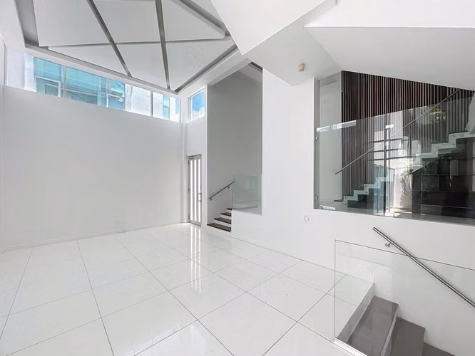 Venta de casa minimalista de lujo con piscina privada en Altos del Golf